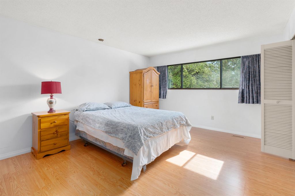 listing image 1100660546760460101