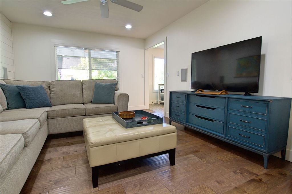 listing image 1100078641707532943