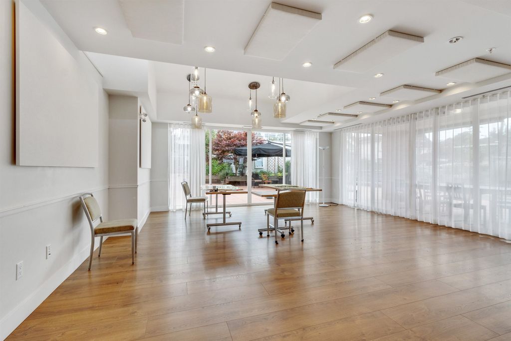 listing image 1102819477586619262