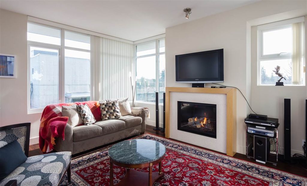 listing image 1104342671445912159