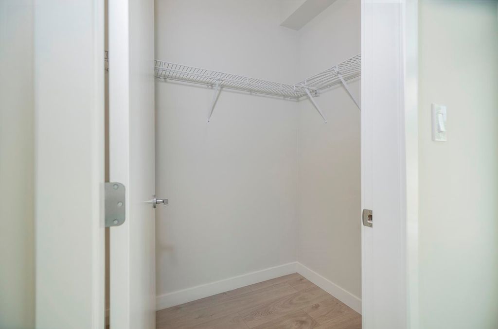 listing image 1101672214183982075