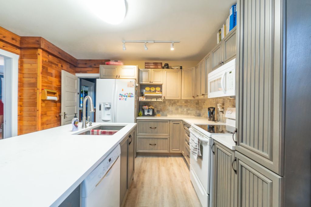 listing image 1106614294977832593