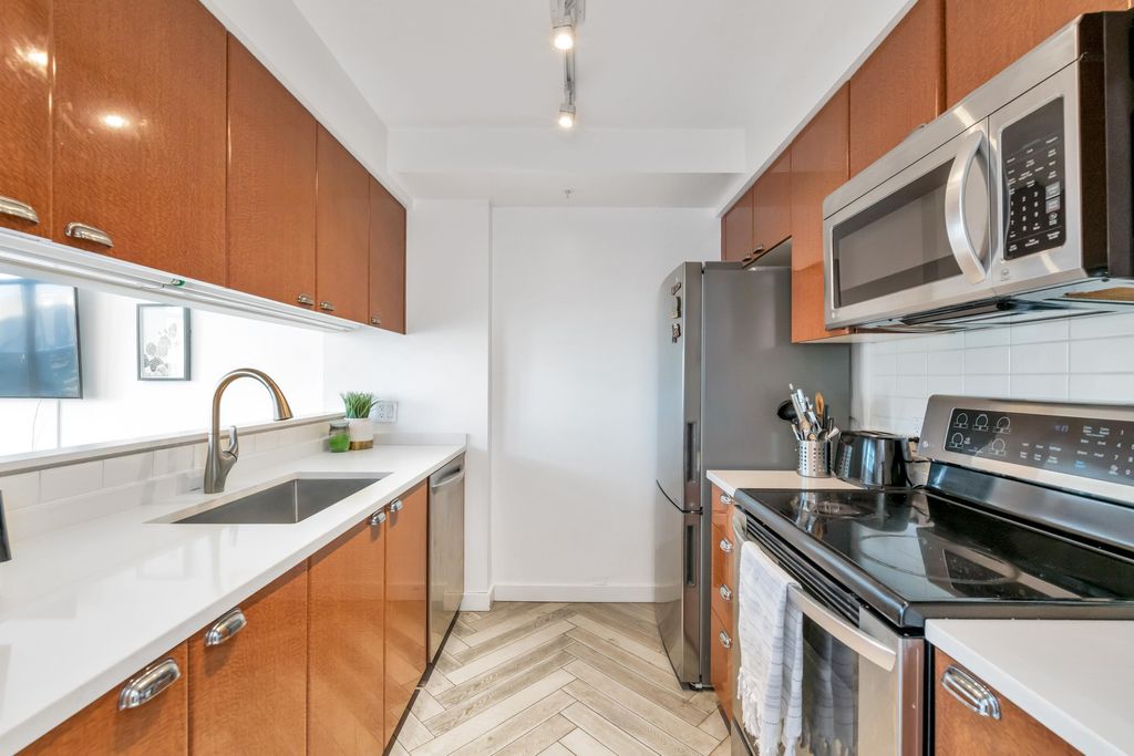 listing image 1108609311872403393