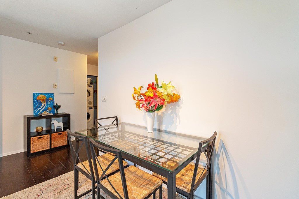 listing image 1102900755554292741