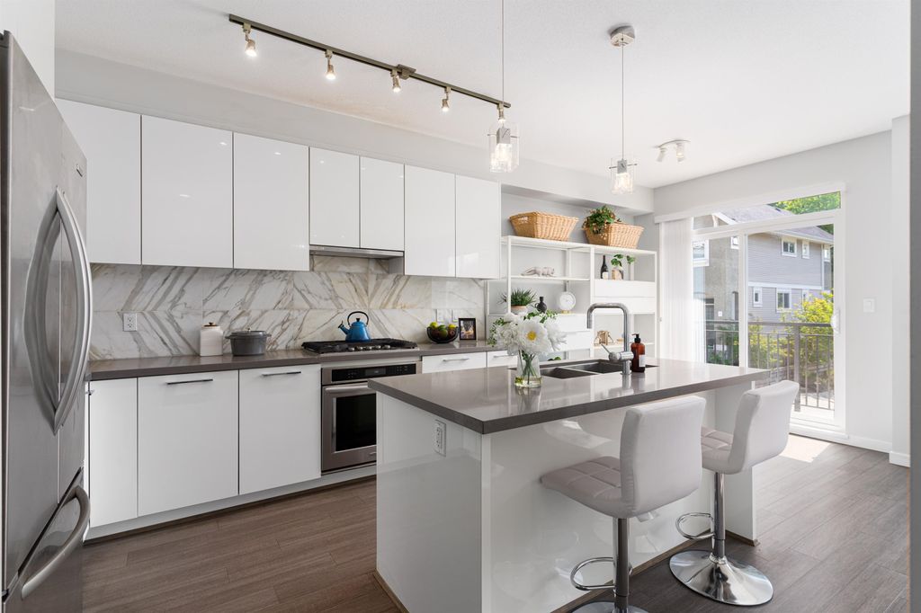 listing image 1102815181793028370