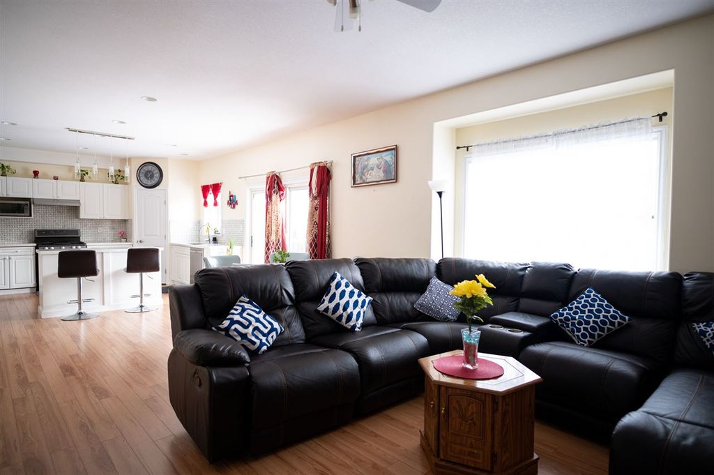 listing image 1102360514587630592