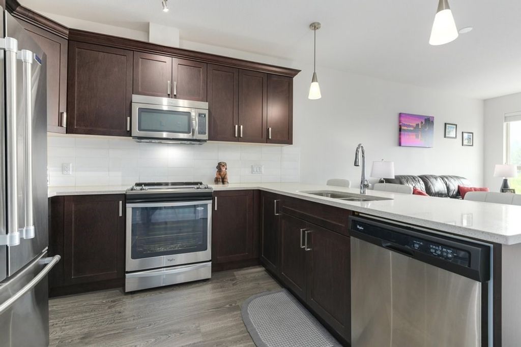 listing image 1103029100341704575