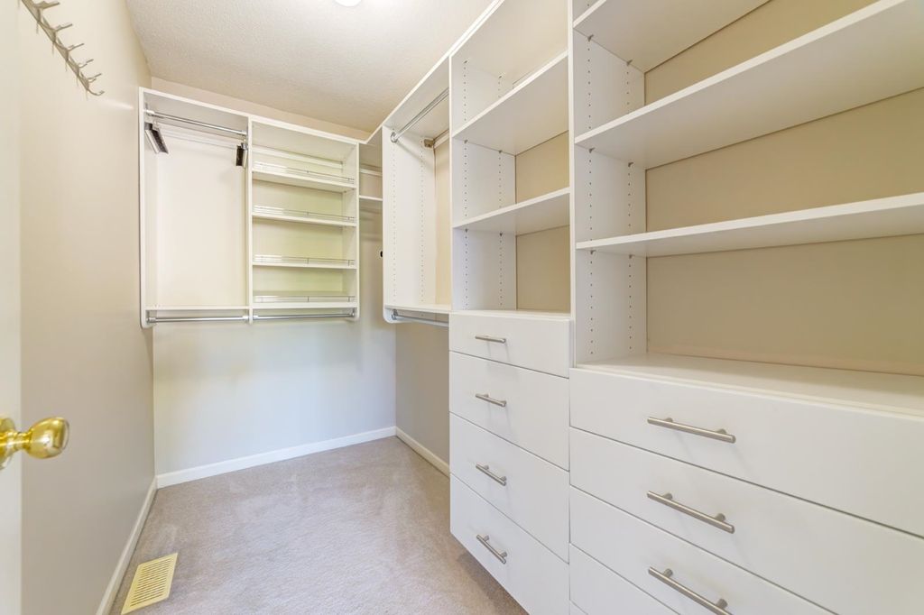 listing image 1103814061672302978