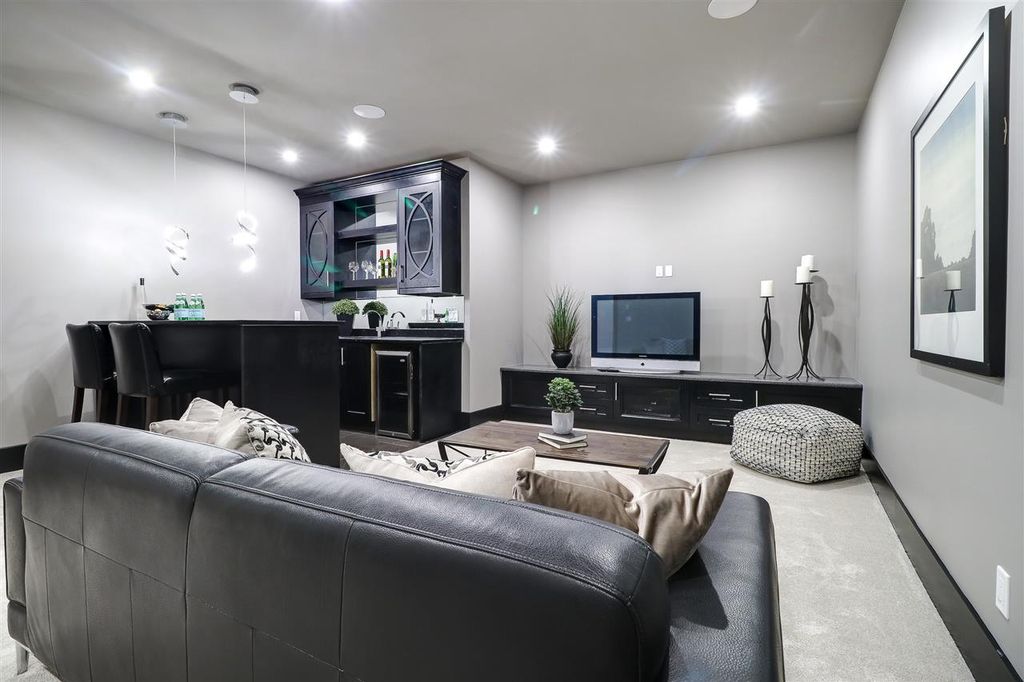 listing image 1102369247464663376
