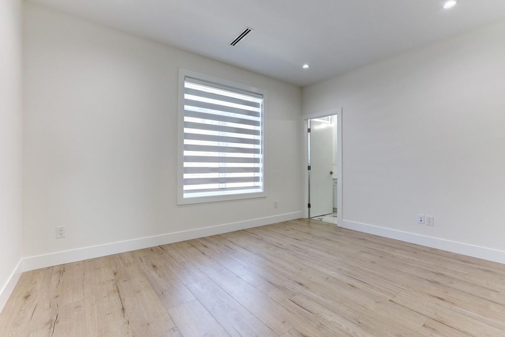 listing image 1105340871319932932