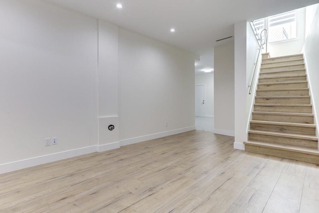 listing image 1102536570663686971