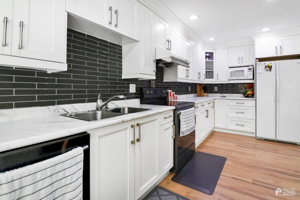 listing image 1102430772702680201