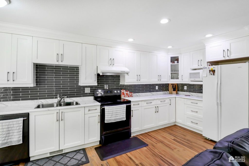 listing image 1102131771367960986
