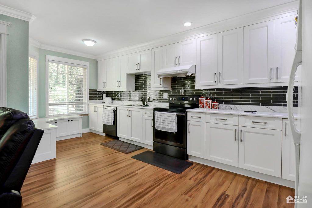 listing image 1100401212335178991