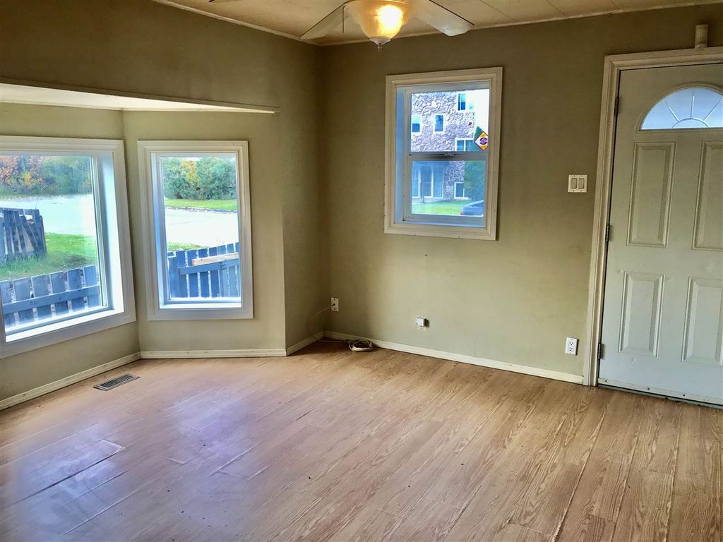 listing image 1103261390512193529