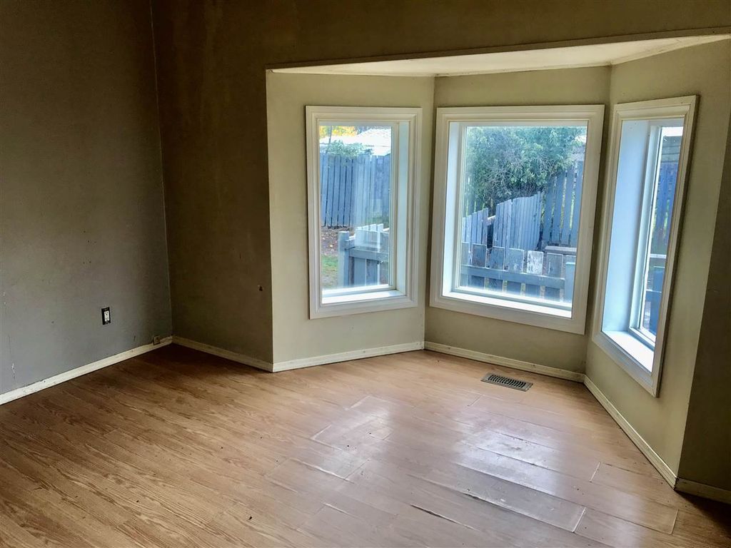 listing image 1108362386391345599