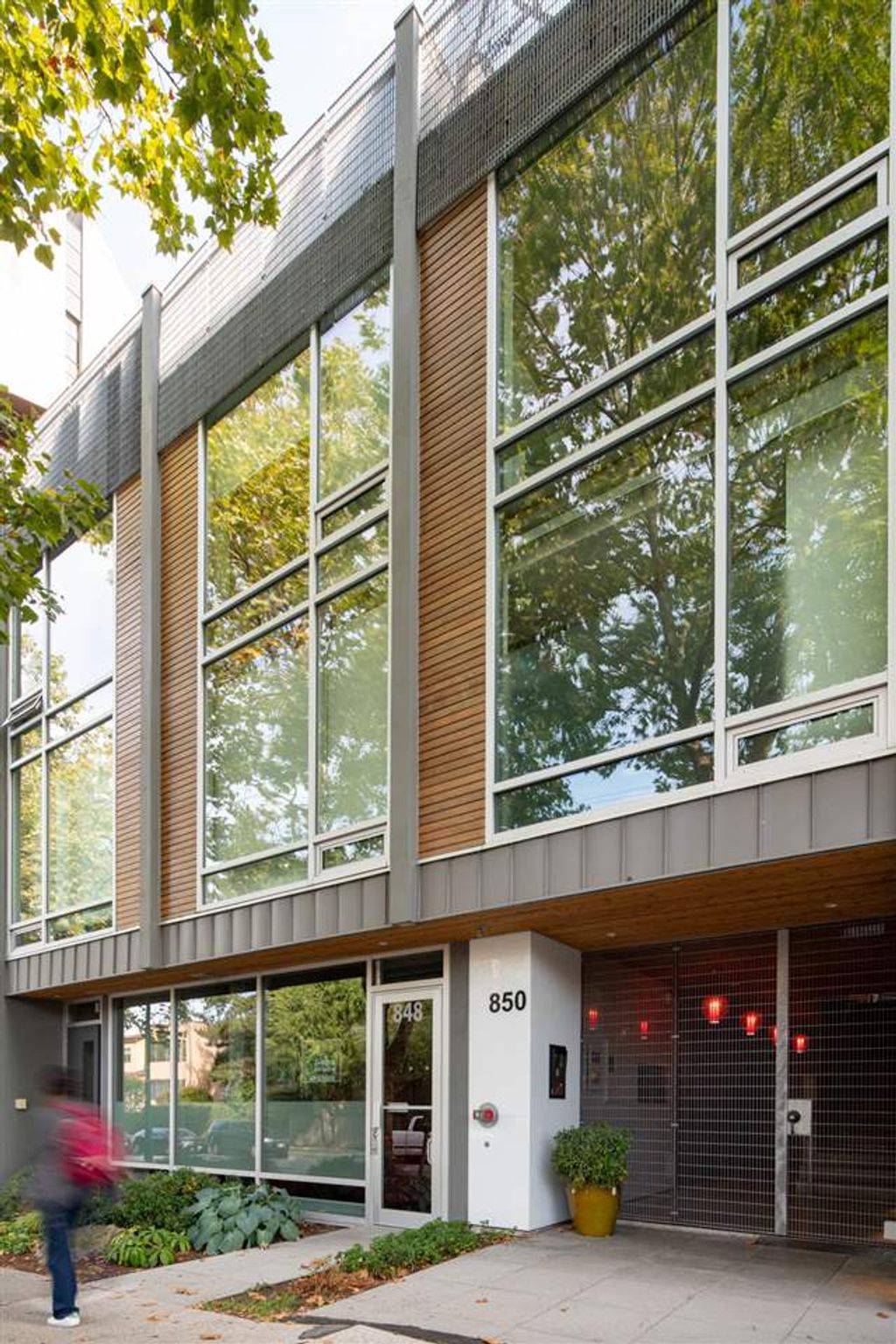 listing image 1107149330575981630