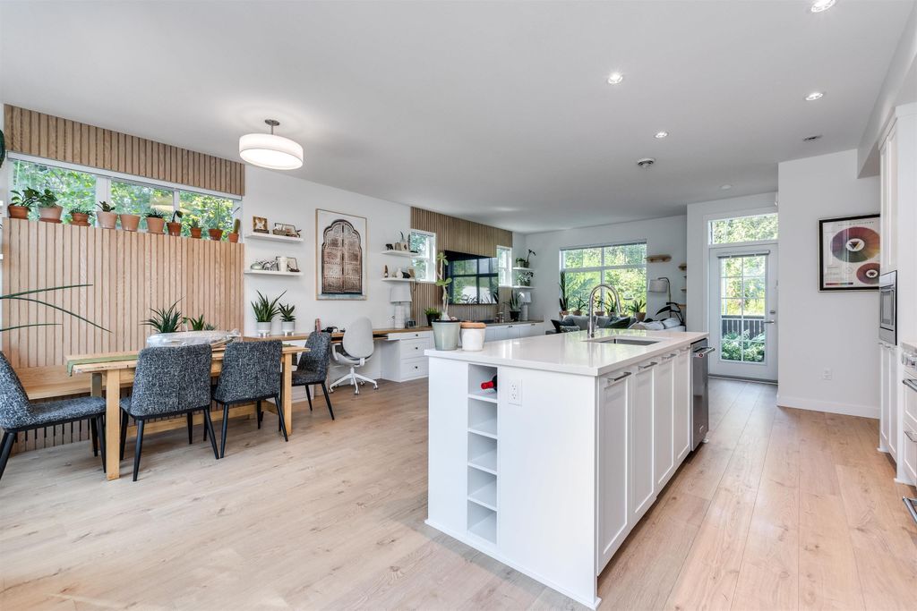 listing image 1108319391453448256