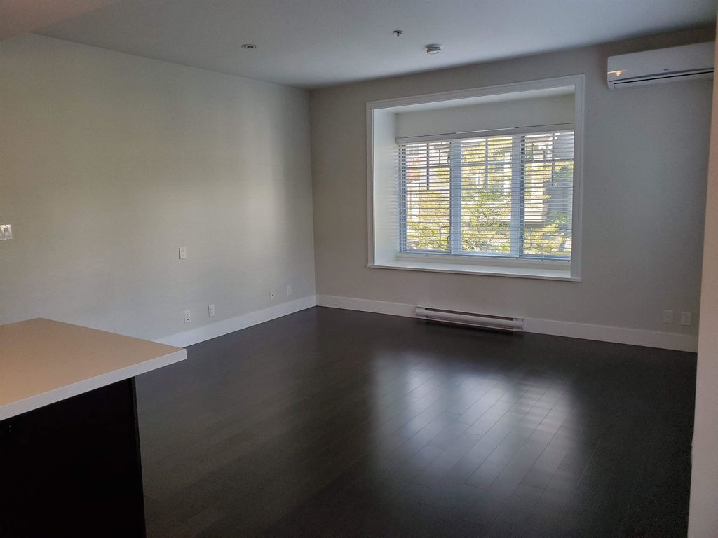 listing image 1102175173392611216