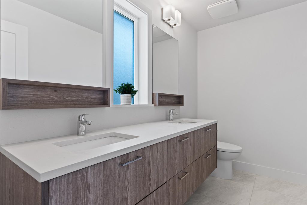 listing image 1102126453259584162