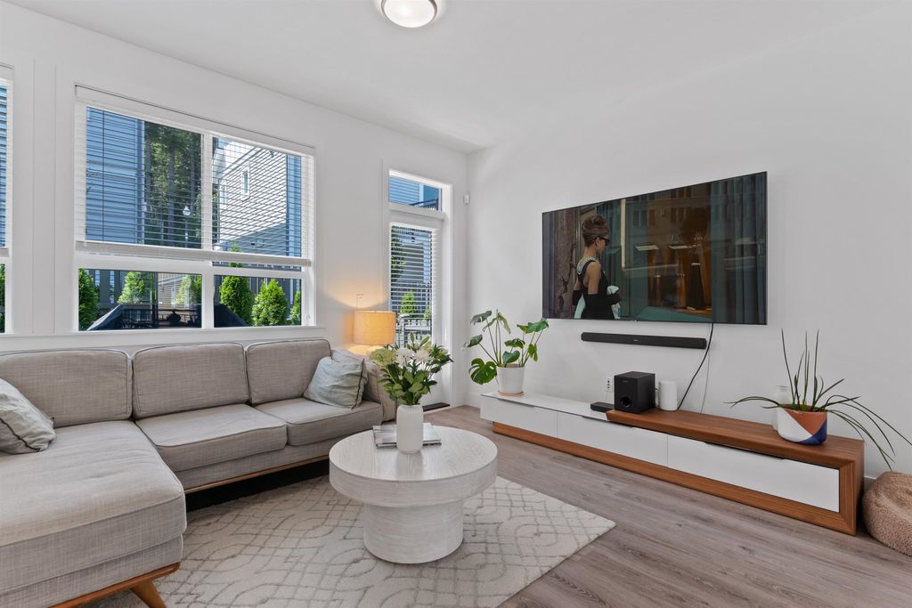listing image 1103437225737604992