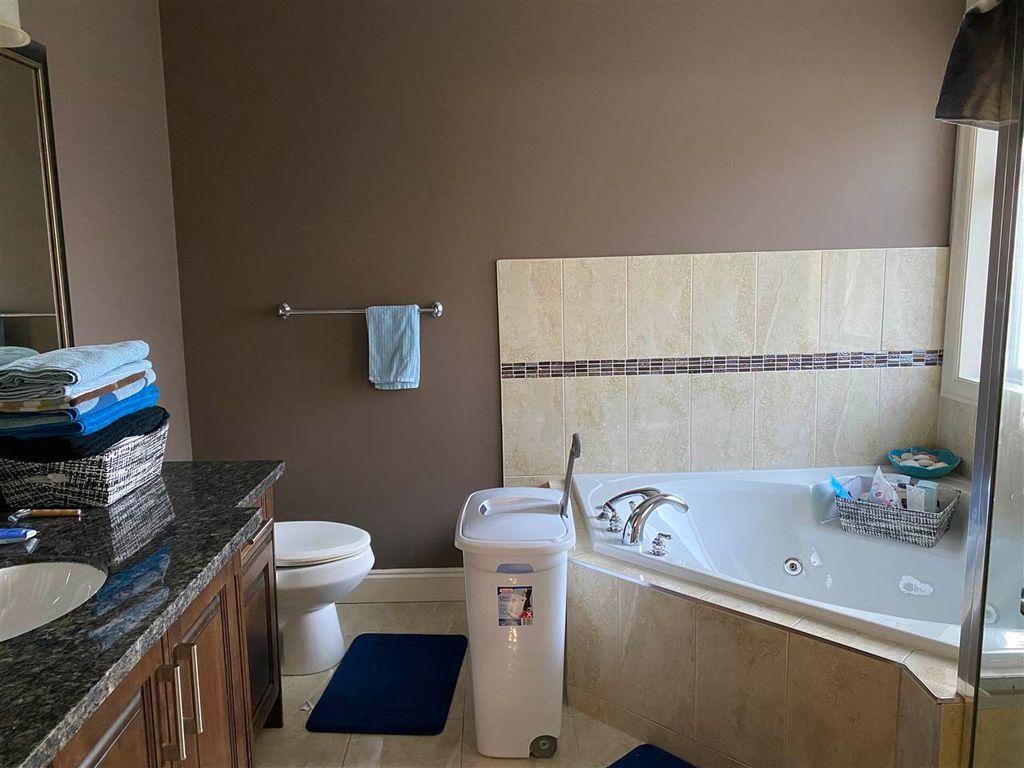 listing image 1102111660261458689