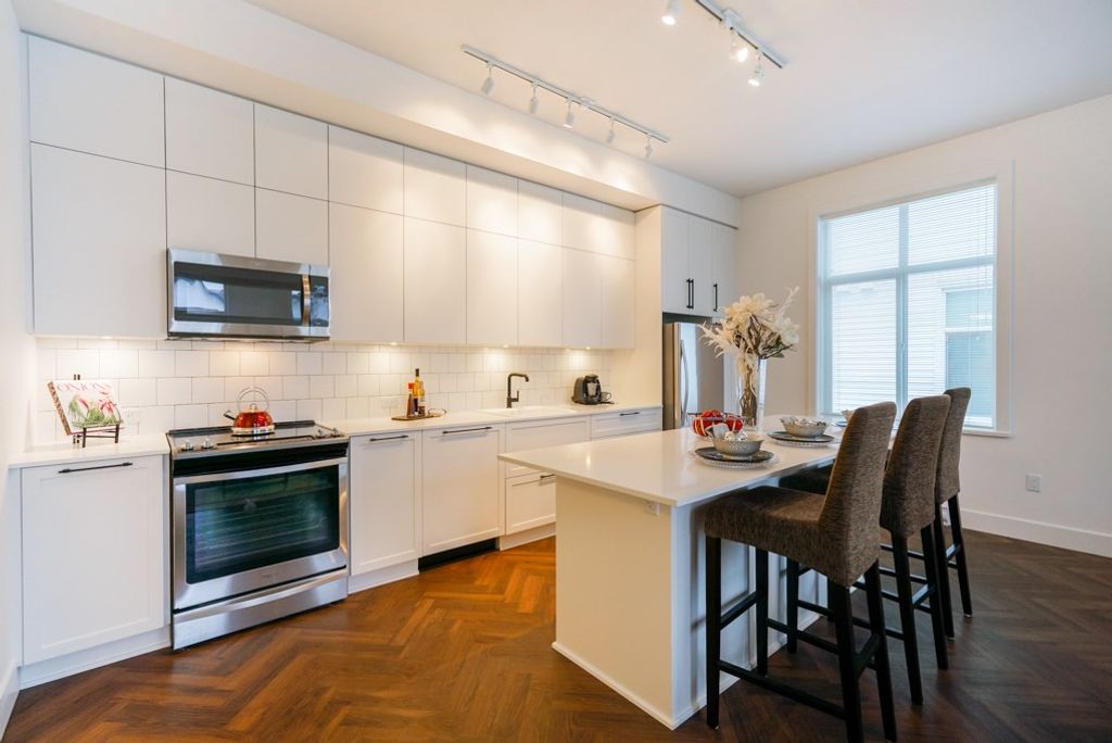 listing image 1103064086397673730