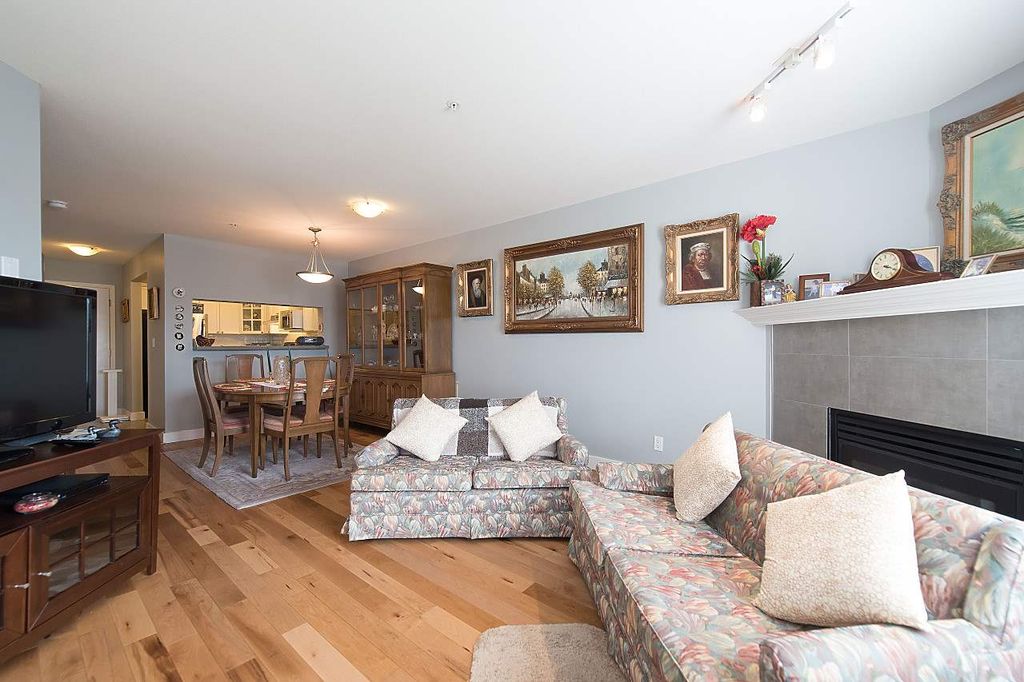 listing image 1106615865002201472