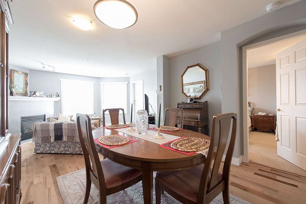 listing image 1101758107501406785