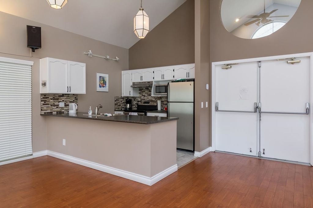 listing image 1103548636204220560
