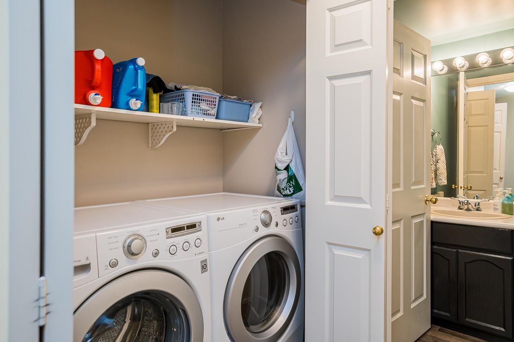 listing image 1102331070179558788