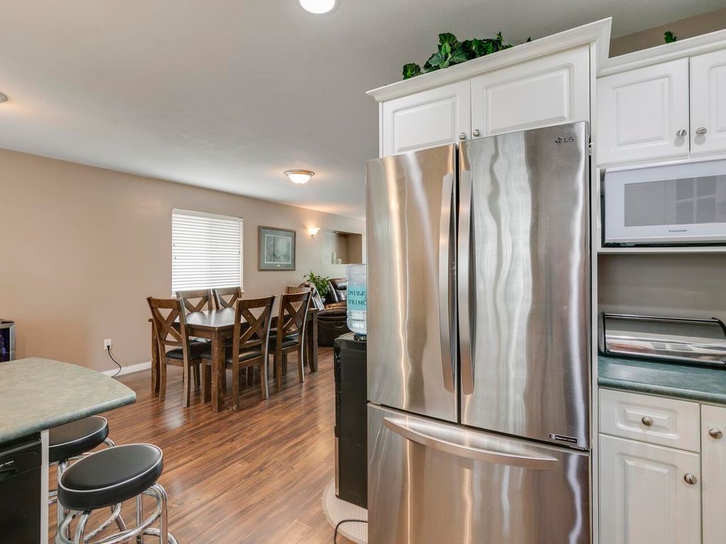 listing image 1102698635993215976