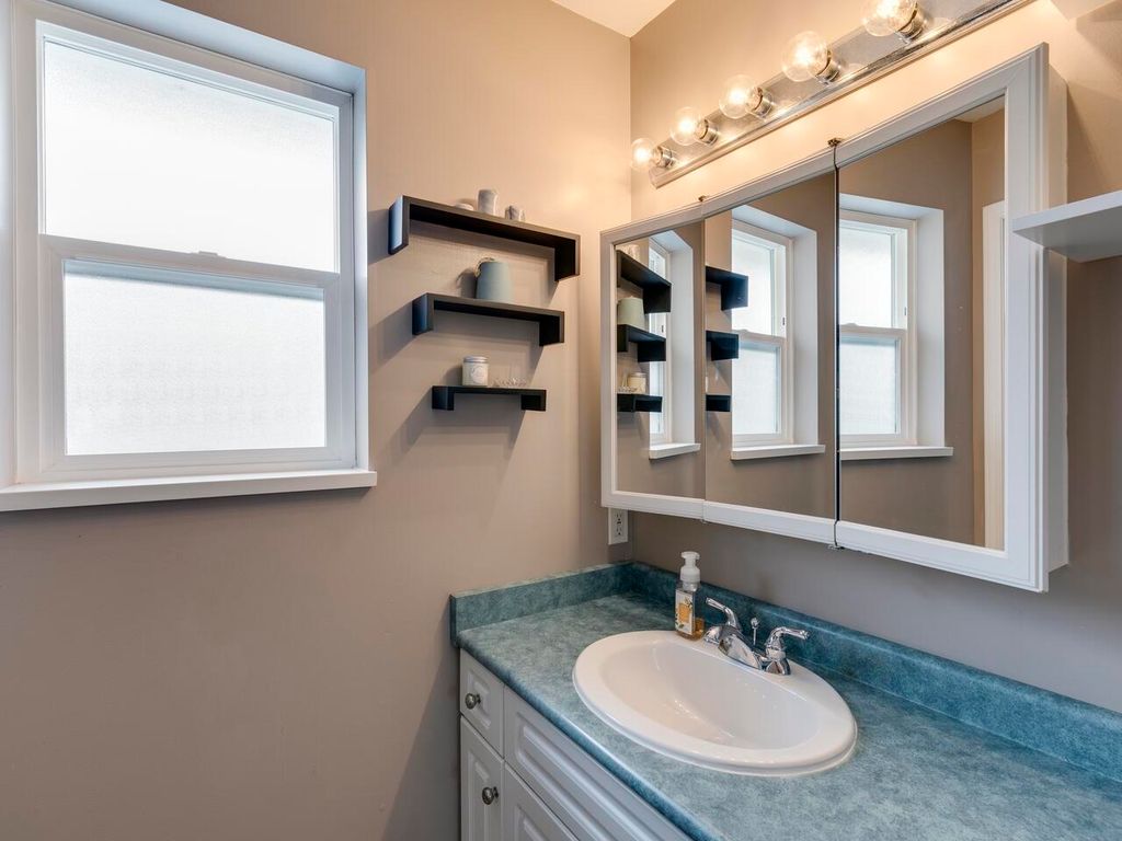 listing image 1100397265618831438