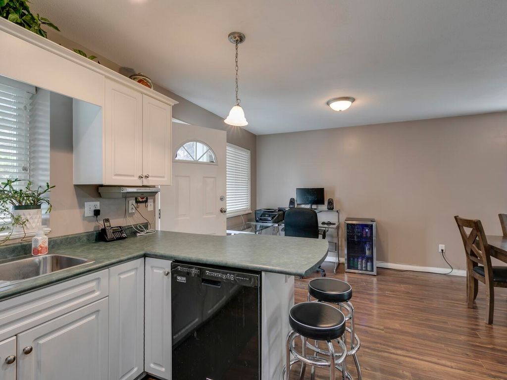 listing image 1101654322793172859