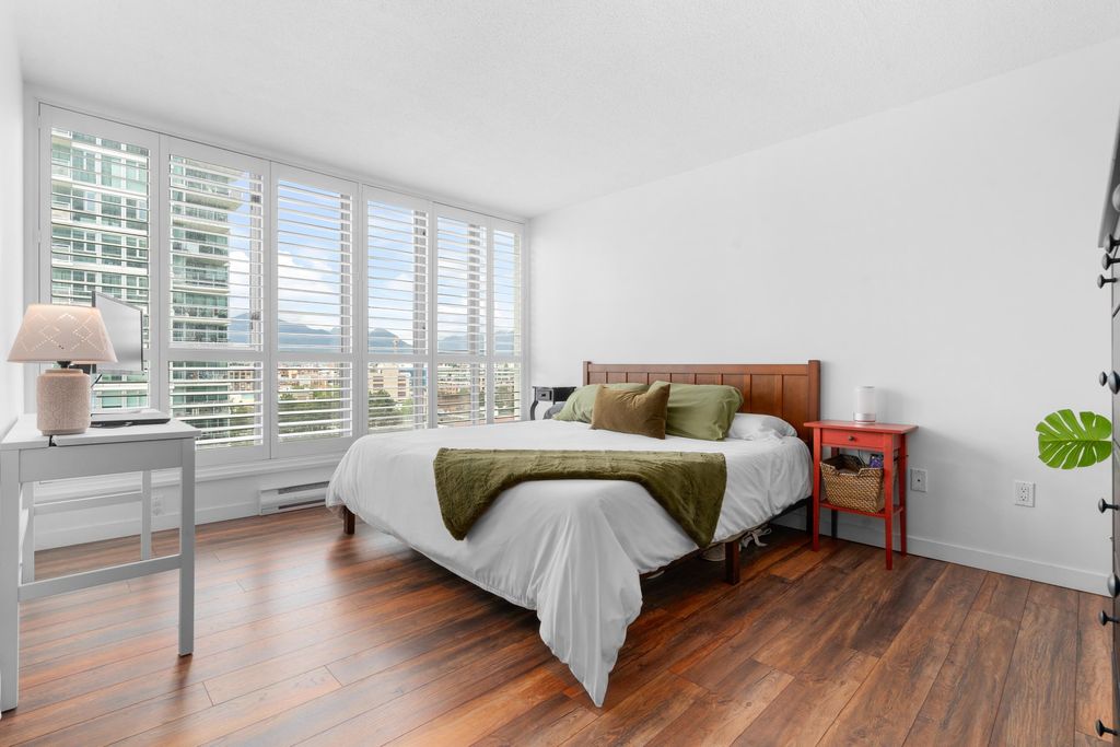 listing image 1100786063976622976