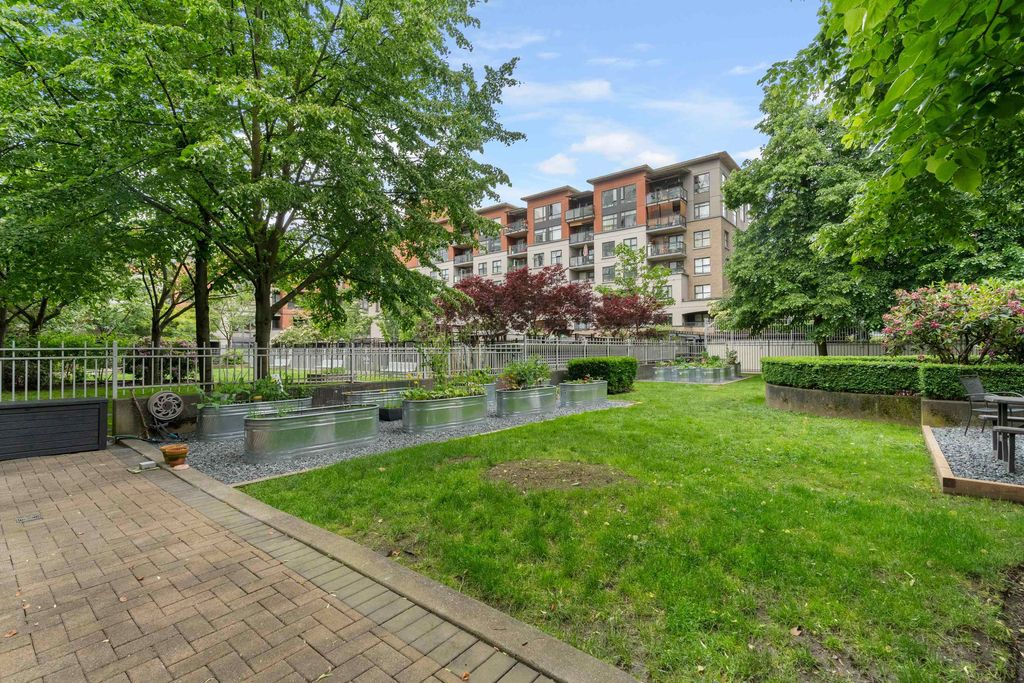 listing image 1103070445645370830