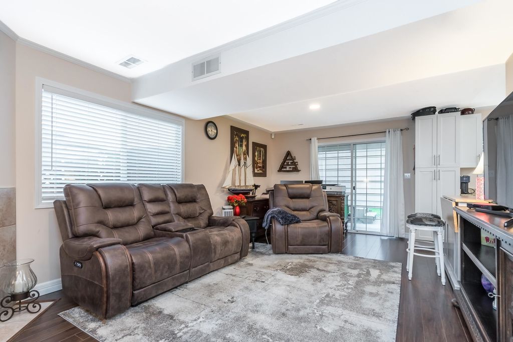 listing image 1109065260183486568