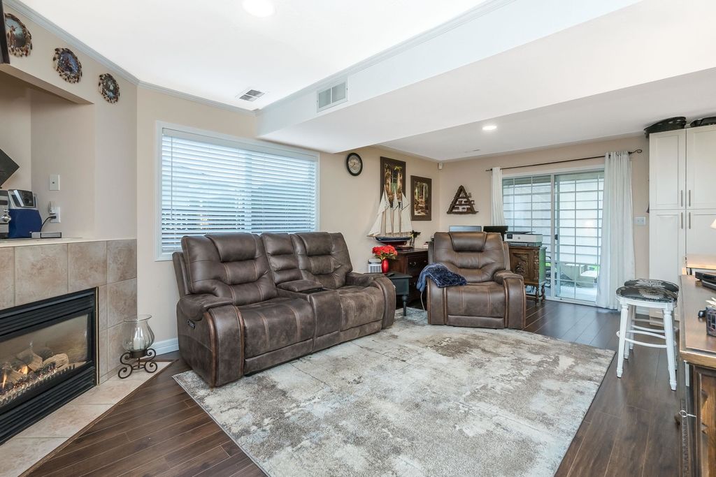 listing image 1104131578837737027