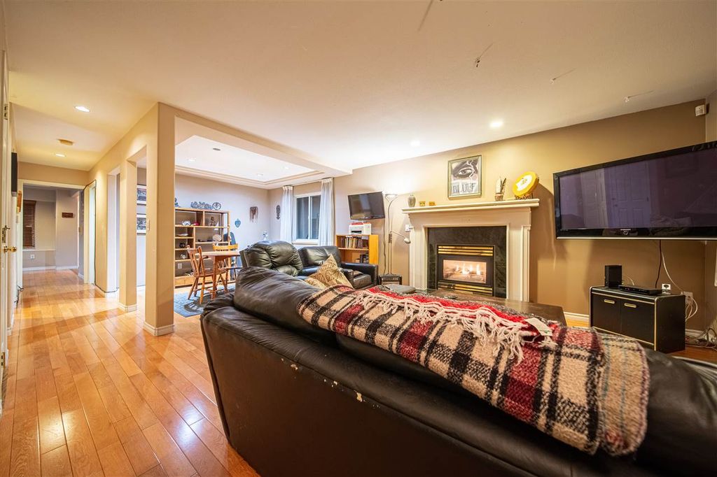 listing image 1102073100375025215