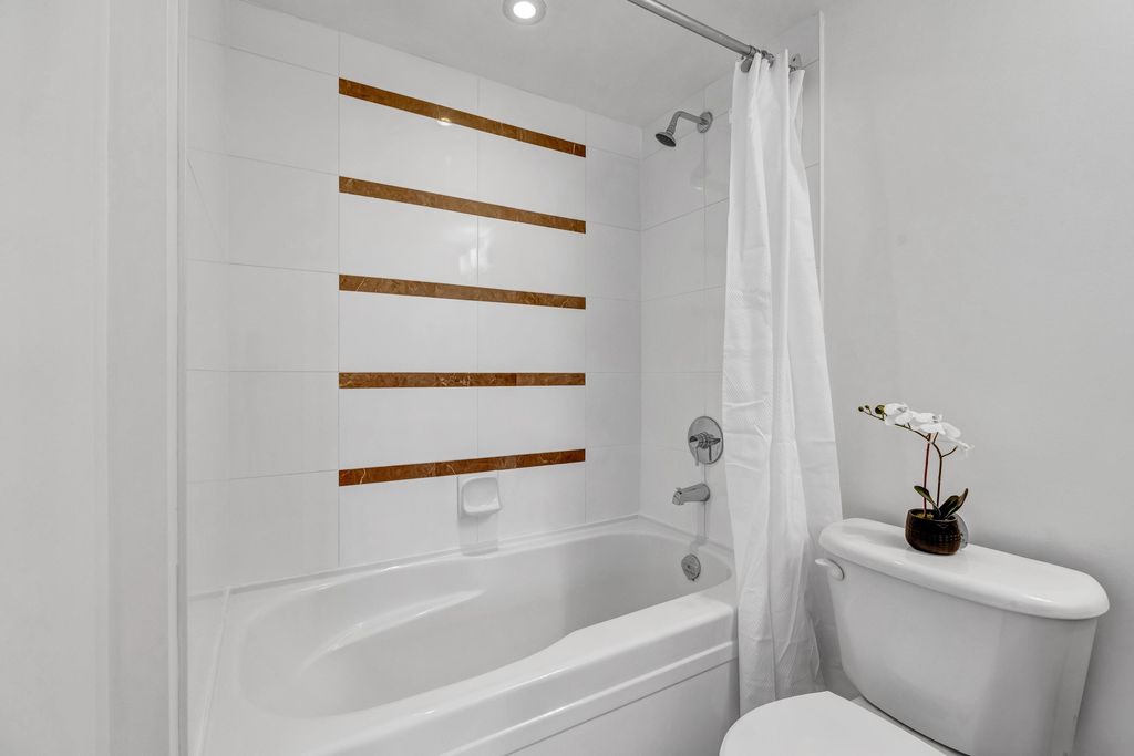 listing image 1103824336003951295