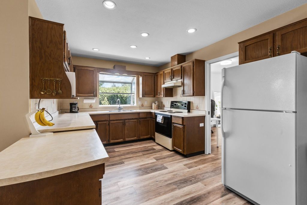 listing image 1104015558415041945