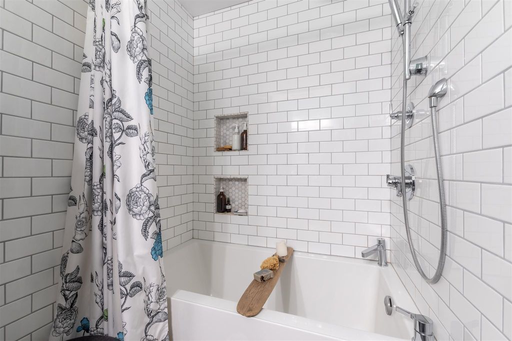 listing image 1102646459454378618