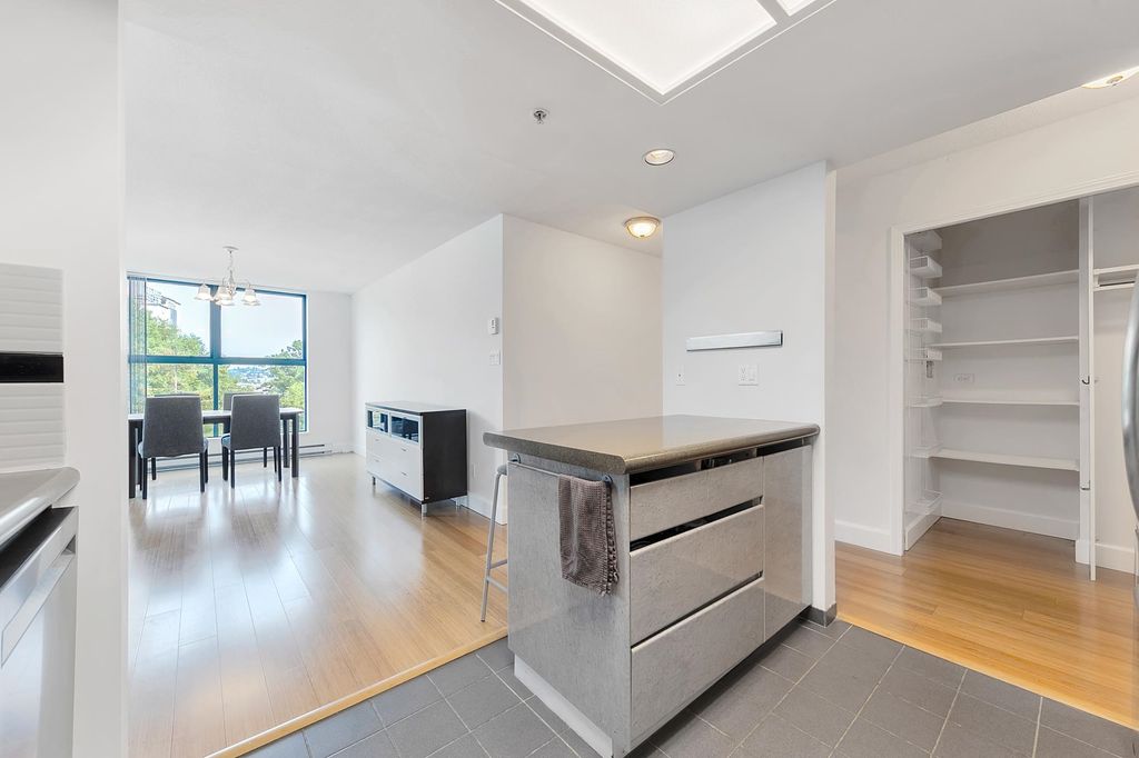 listing image 1102648198982082883