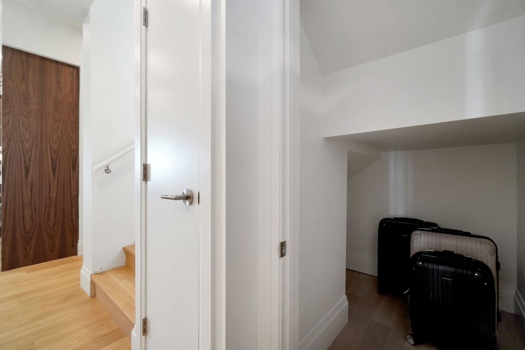 listing image 1104704589313256777
