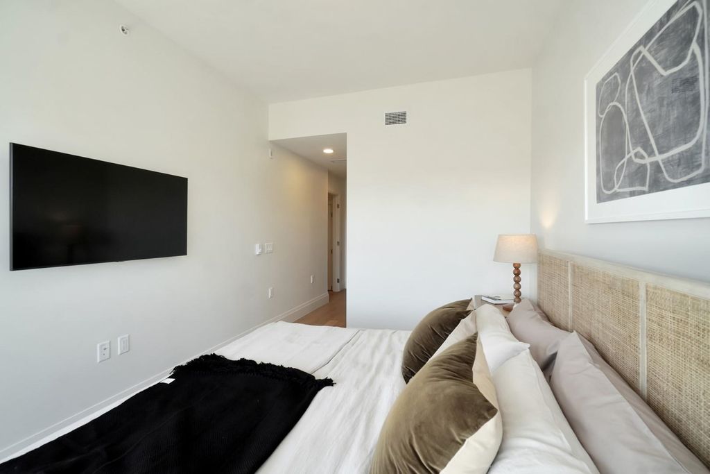 listing image 1105730307932959505