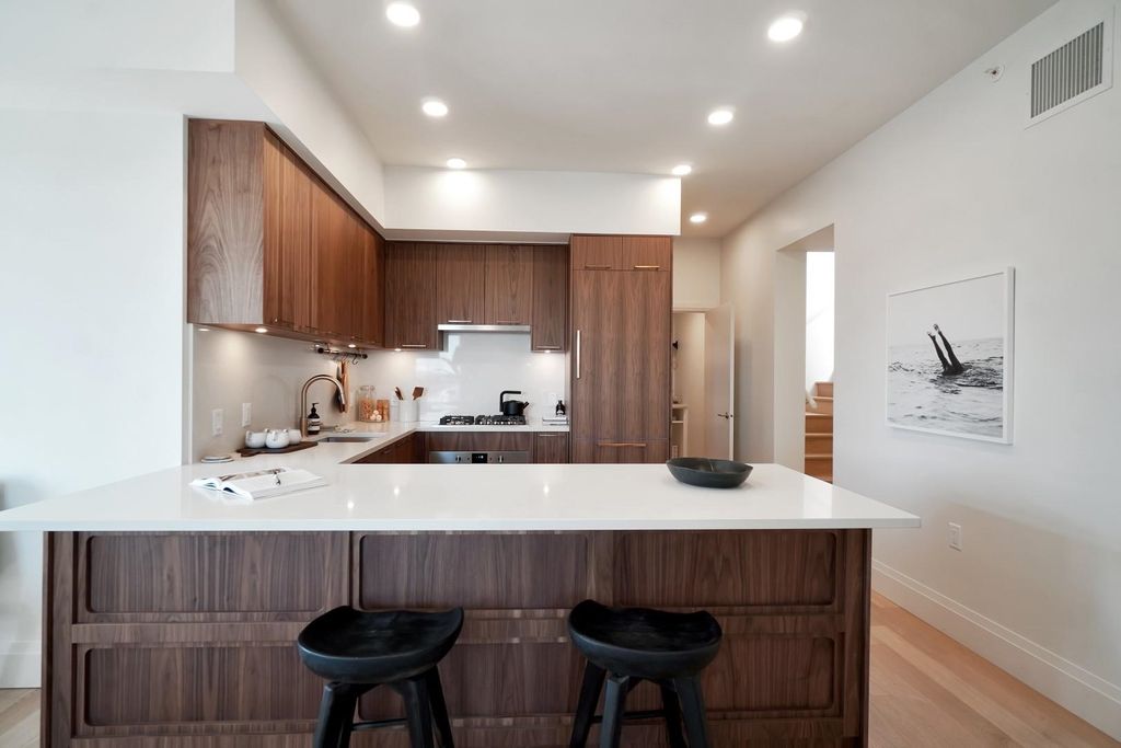 listing image 1106807596464801602