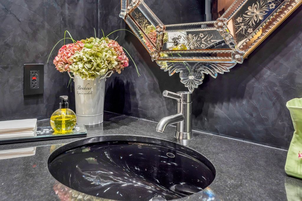 listing image 1107513931480488144