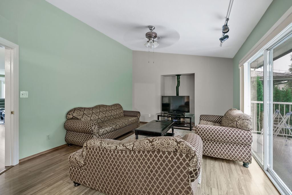 listing image 1102215897492609806