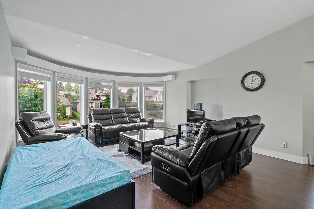 listing image 1100970046744864161