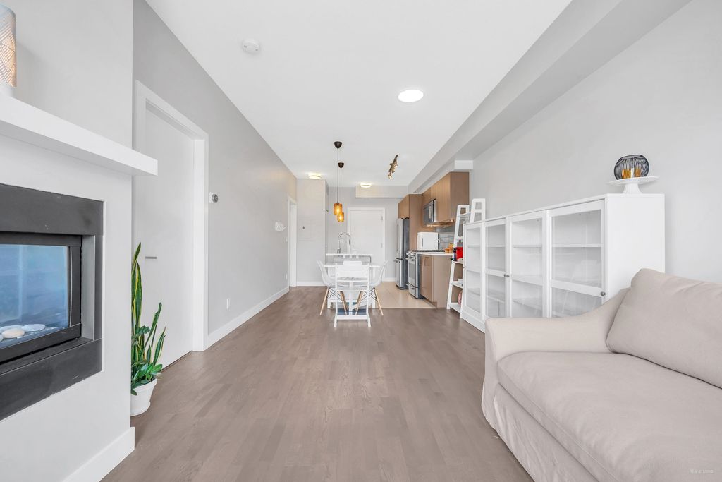 listing image 1106617559380652542